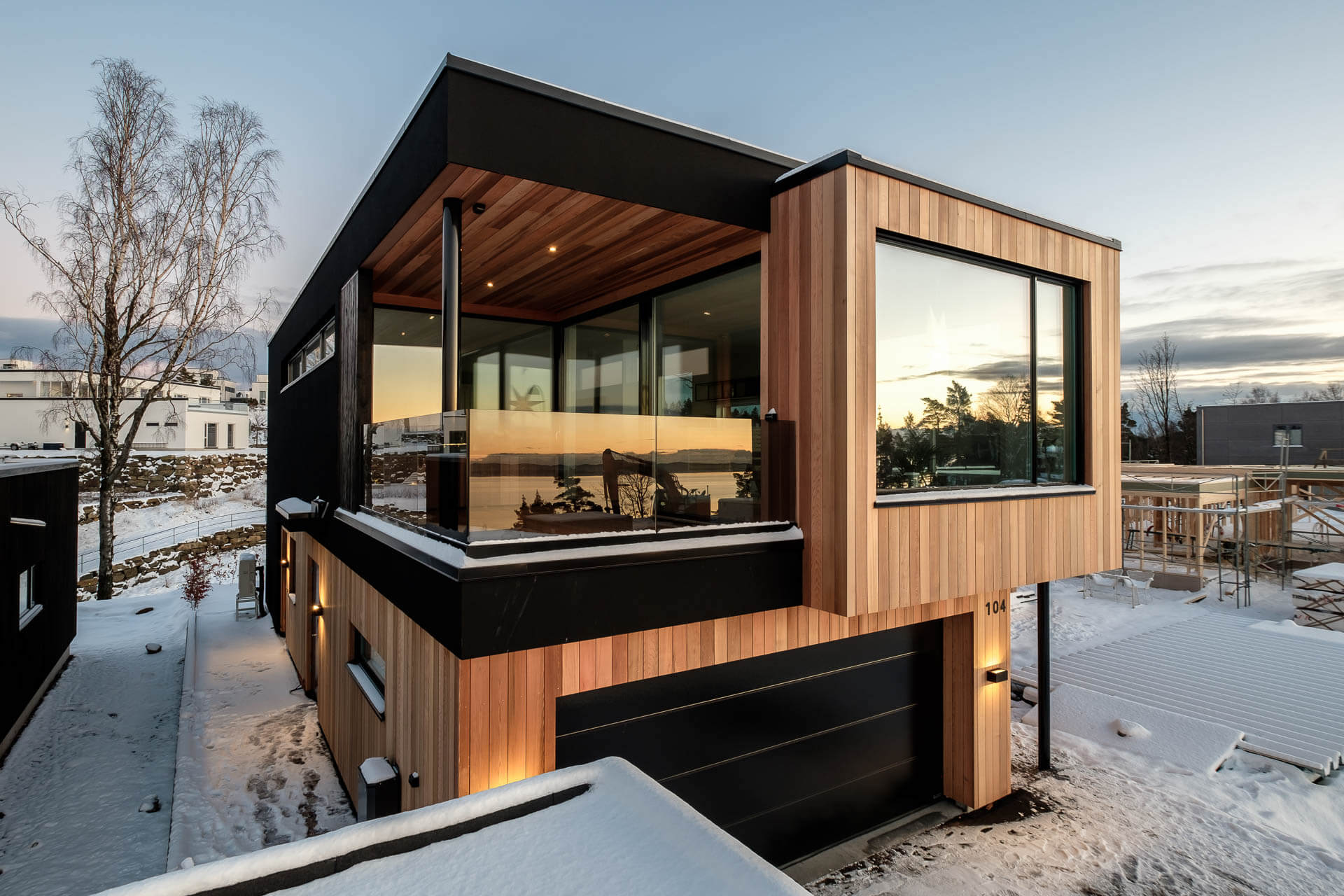 Urbanhus i sort og tre